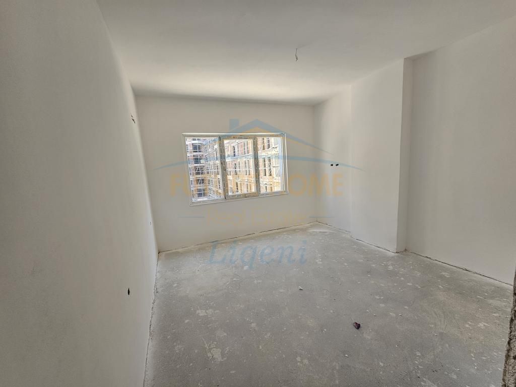 Shitet 1+1, Univers City 80.000€