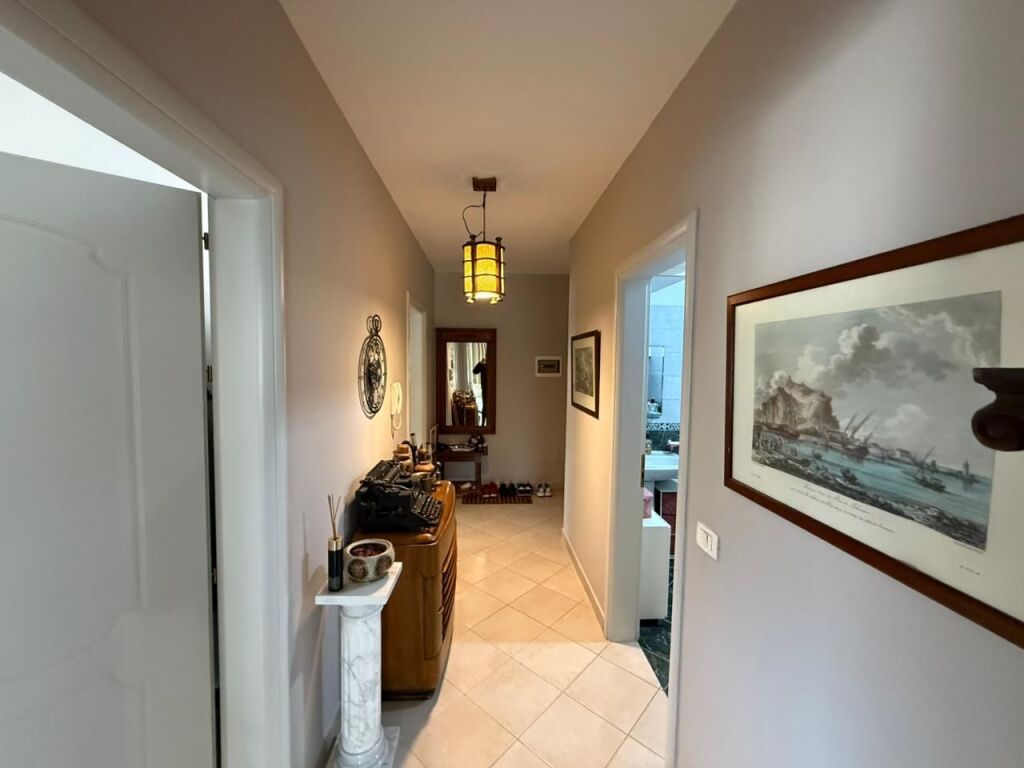 🏢 Shitet apartament 2+1  📍 Vendndodhja: Ish Parku, Rruga Ndre Mjeda💶 Çmimi: 175,000 €