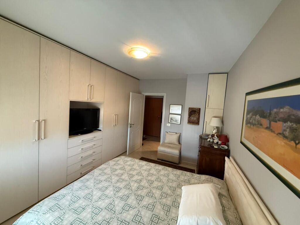 🏢 Shitet apartament 2+1  📍 Vendndodhja: Ish Parku, Rruga Ndre Mjeda💶 Çmimi: 175,000 €
