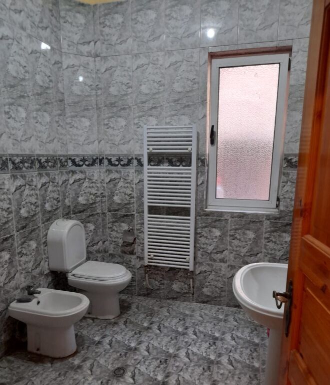 Affittasi appartamento 2+1, Komuna Parisit vicino a Kristal Center 650 mila leke