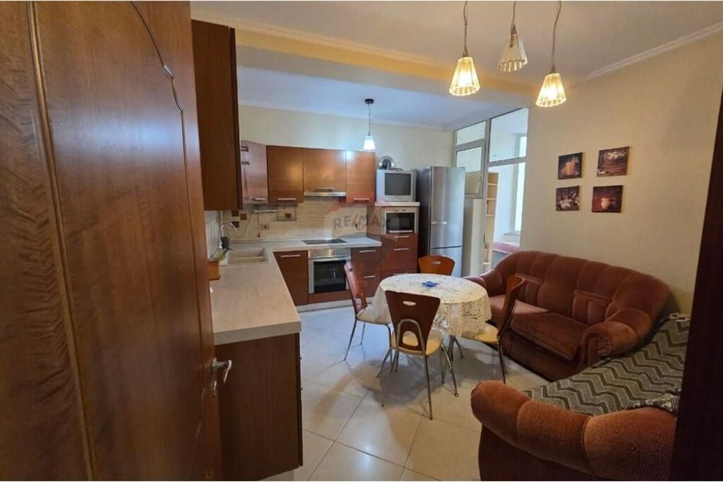Apartament me qira 3+1+2 Komuna Parisit