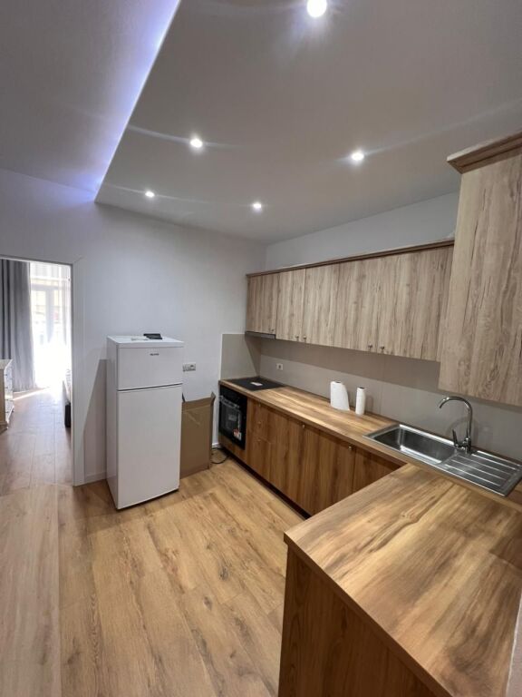 Apartament 1+1 per qera ne rrugen Myslym Shyri.