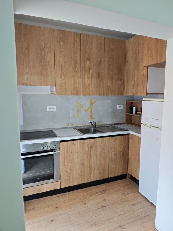 Appartamento 2+1 in affitto, 75 m², 2° piano, in un edificio esistente, in una delle zone più preferite di Durrës, vicino allo Stadio Niko Dovana !