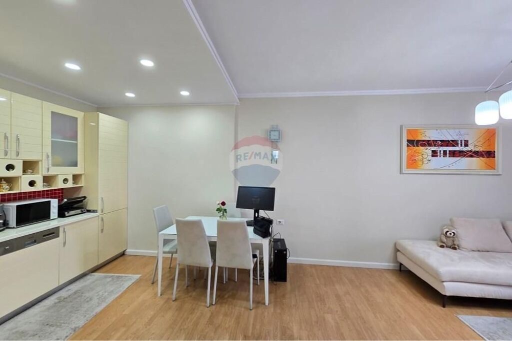 Apartament - Për Shitje - Stacioni i Trenit, Tiranë