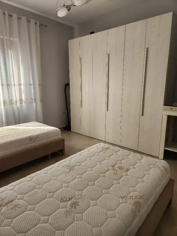Jepet hyrje 1+1 me qera pas qendres Globe, rr stavri themeli