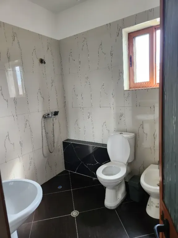 Jepet hyrje 1+1 me qera pas qendres Globe, rr stavri themeli