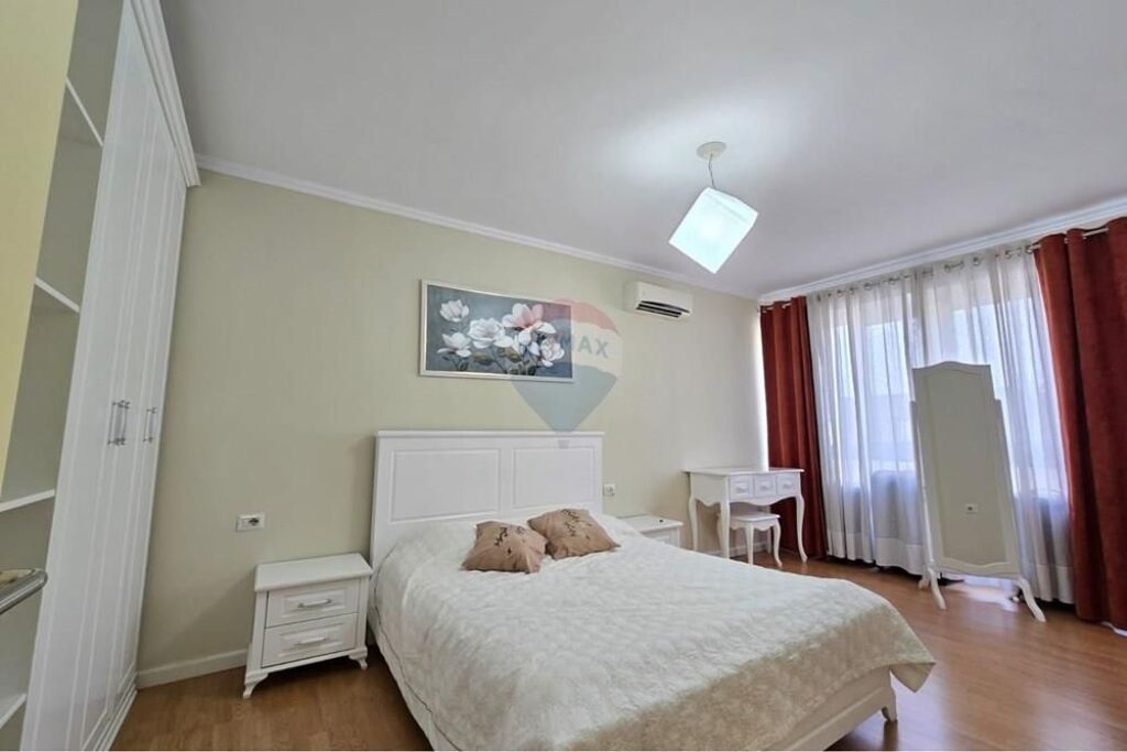 Apartament - Për Shitje - Stacioni i Trenit, Tiranë