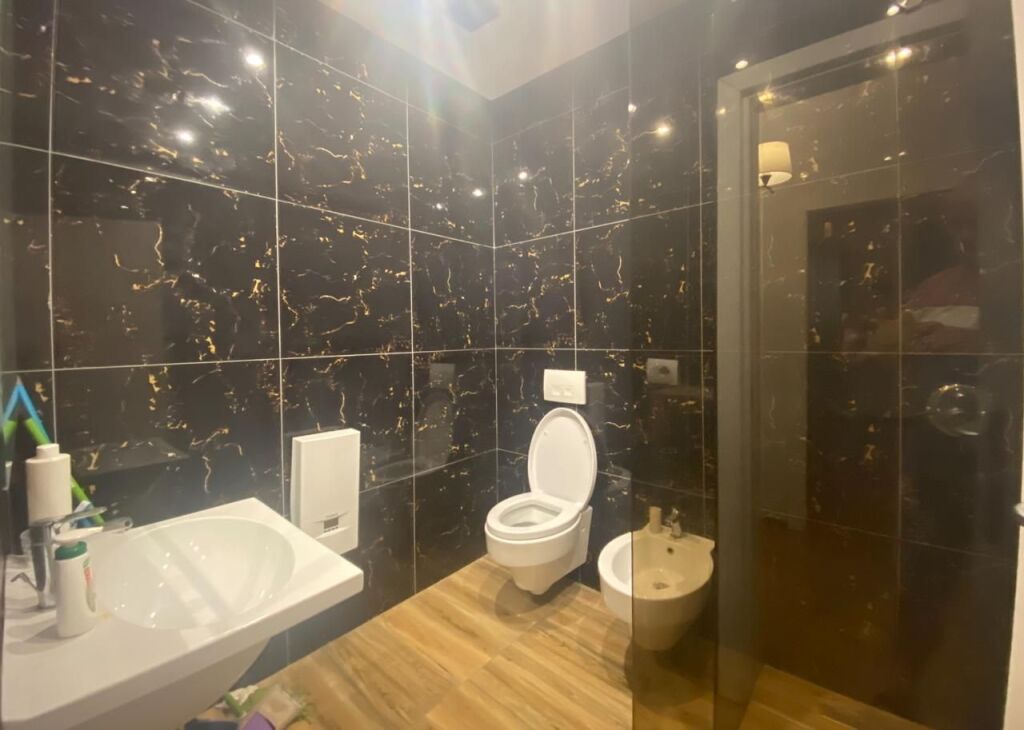 JEPET ME QIRA APARTAMENT 2+1+2 banjo, ne katin e trete te nje pallati luksoz.