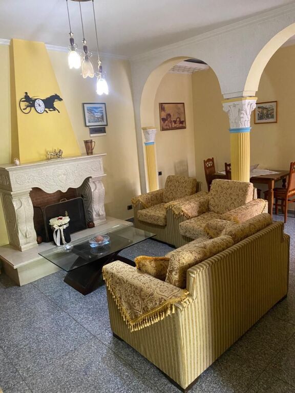 21-Dhjetori Jepet Apartament 2+1me qera  ✅Informacion mbi Hyrjet ; ♦️ Sipërfaqe Neto: 100 m² ✅Organizimi : ♦️ Sallon ndenje ♦️ Kuzhinë ♦️ 2 Dhoma Gjumi ♦️ 1 Tualet ✅Detaje të tjera : Hyrje private  📶 Pallat kati 2 Vendodhja :21-Dhjetori,pran Hotel Mondial Cmimi per qera : 50.000Leke