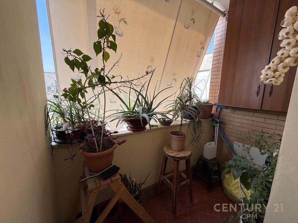 TE KOMUNA E PARISIT PRAN KRISTAL CENTER JAPIM APARTAMENT 2+1 ME QIRA