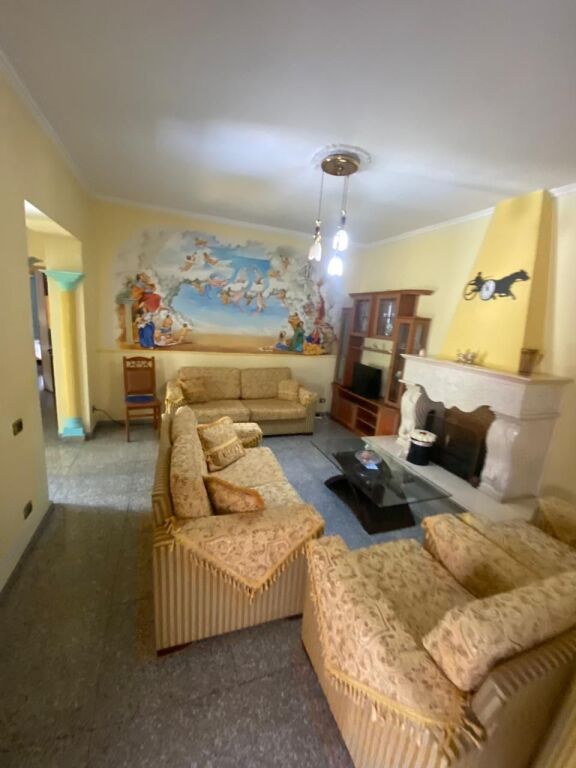 21-Dhjetori Jepet Apartament 2+1me qera  ✅Informacion mbi Hyrjet ; ♦️ Sipërfaqe Neto: 100 m² ✅Organizimi : ♦️ Sallon ndenje ♦️ Kuzhinë ♦️ 2 Dhoma Gjumi ♦️ 1 Tualet ✅Detaje të tjera : Hyrje private  📶 Pallat kati 2 Vendodhja :21-Dhjetori,pran Hotel Mondial Cmimi per qera : 50.000Leke