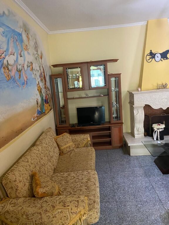21-Dhjetori Jepet Apartament 2+1me qera  ✅Informacion mbi Hyrjet ; ♦️ Sipërfaqe Neto: 100 m² ✅Organizimi : ♦️ Sallon ndenje ♦️ Kuzhinë ♦️ 2 Dhoma Gjumi ♦️ 1 Tualet ✅Detaje të tjera : Hyrje private  📶 Pallat kati 2 Vendodhja :21-Dhjetori,pran Hotel Mondial Cmimi per qera : 50.000Leke