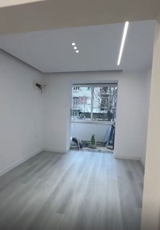ZYRE ME QERA 80 M2 RRUGA E BARRIKADAVE 1.200 EURO FH-64965
