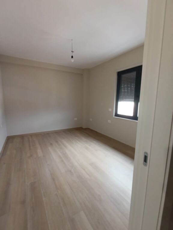 Apartament 3+1+2 per shitje te zona Pazarit te ri , prane Qendres