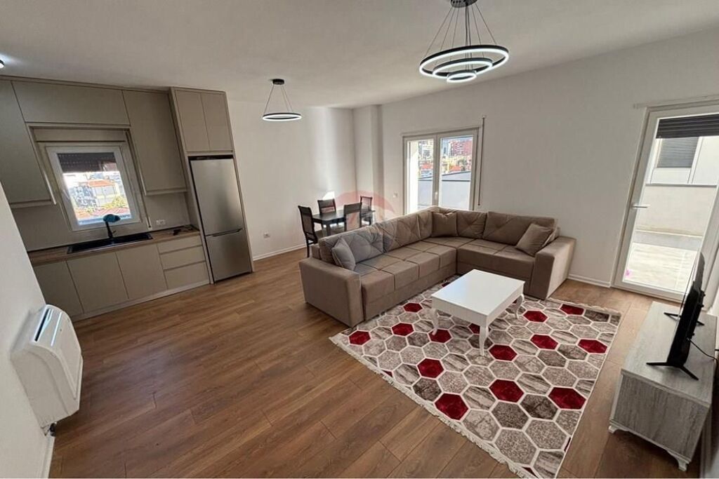 Ofrohet per qira Apartament 2+1 me verande, ne zonen e Xhamllikut.