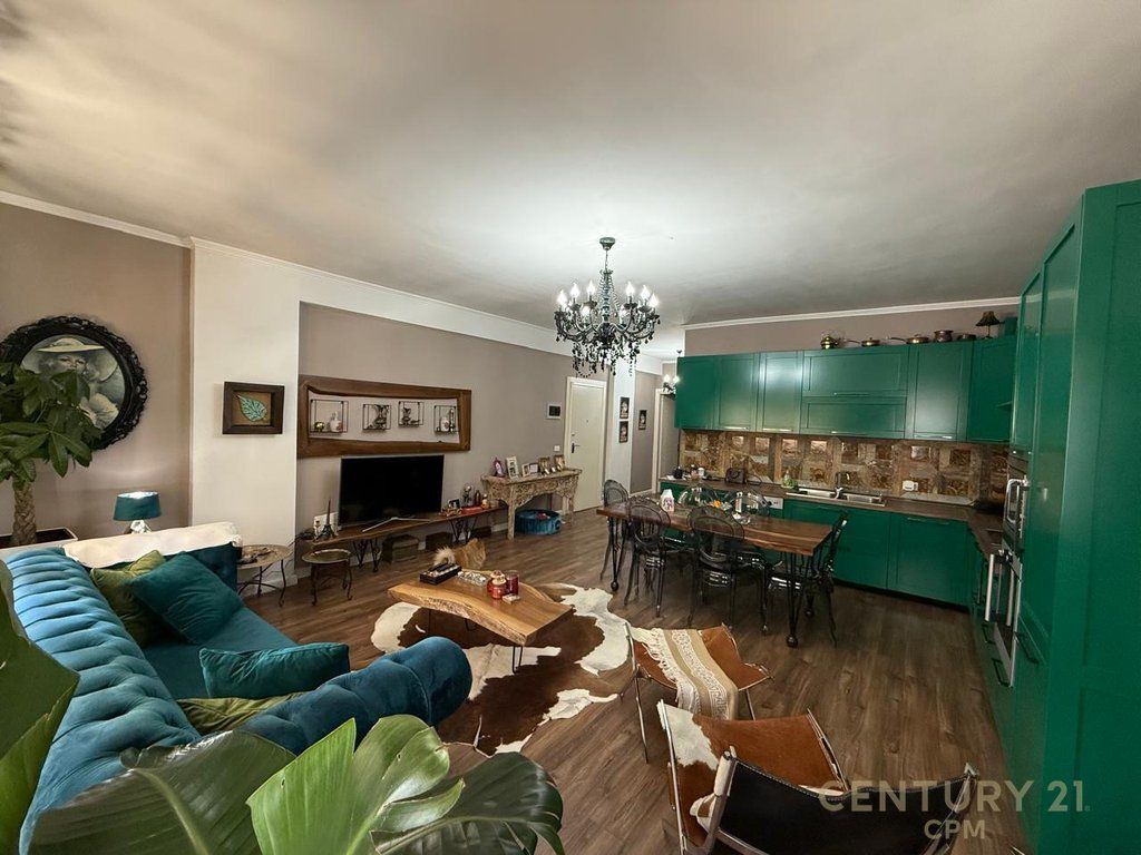 TE KOMUNA E PARISIT PRAN KRISTAL CENTER JAPIM APARTAMENT 2+1 ME QIRA