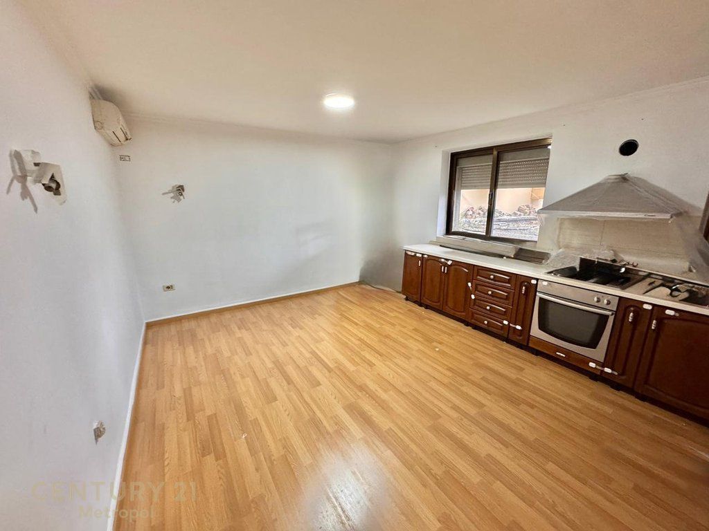 LOCALE PER UFFICI IN AFFITTO IN VIA ELBASAN 7 XHUXHAT