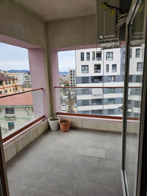 Jepet me qera apartament 2+1 + Parkim Ali Dem te Mangalemi