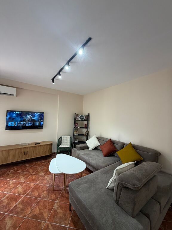 Vendesi in vendita super appartamento 1+1 a Shkëmbi i Kavajës 🌊