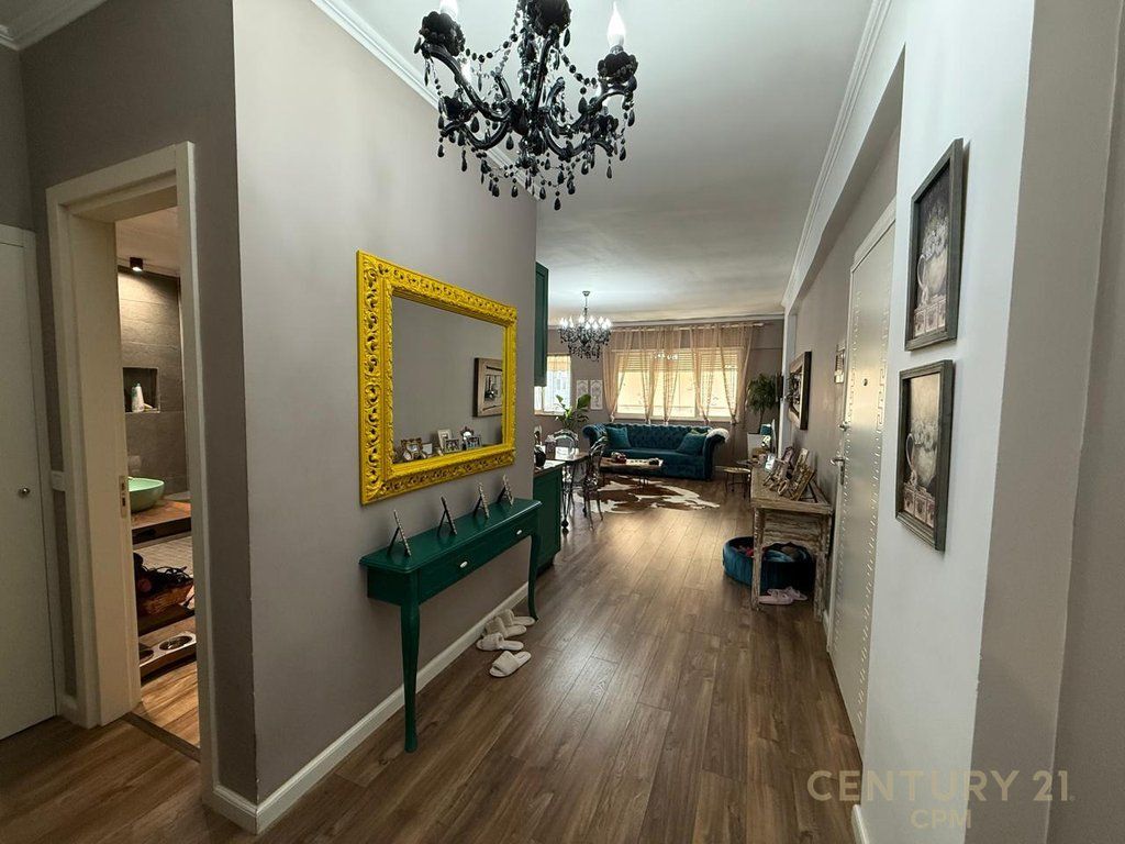 TE KOMUNA E PARISIT PRAN KRISTAL CENTER JAPIM APARTAMENT 2+1 ME QIRA