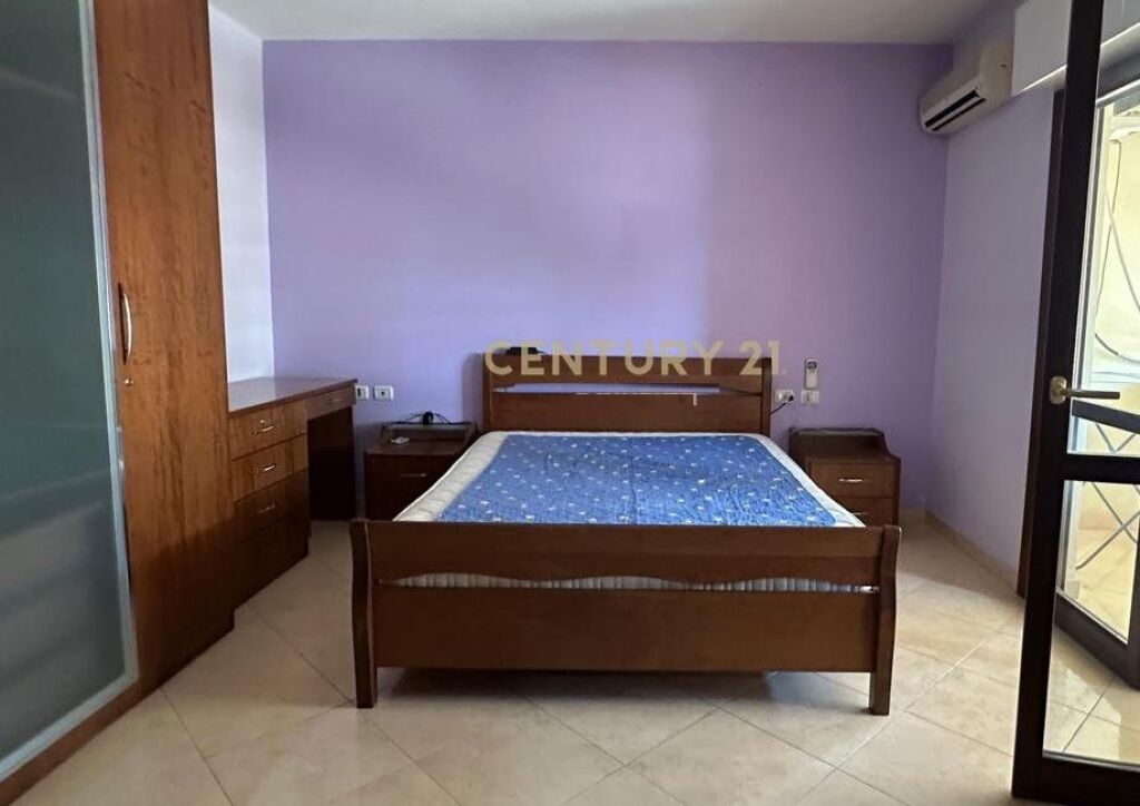 Dupleks me qira , Komuna e Parisit - tek Lulishtja
