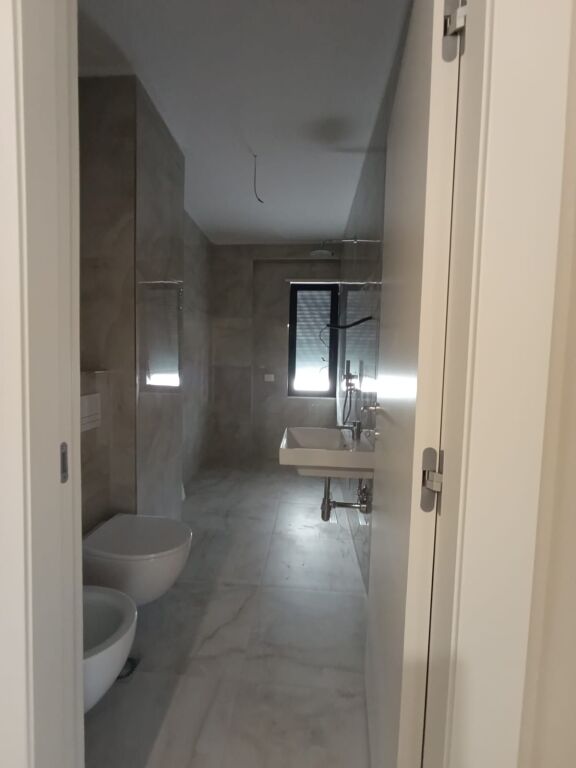 Apartament 3+1+2 per shitje te zona Pazarit te ri , prane Qendres