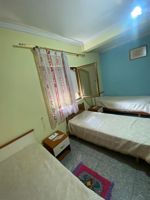 21-Dhjetori Jepet Apartament 2+1me qera  ✅Informacion mbi Hyrjet ; ♦️ Sipërfaqe Neto: 100 m² ✅Organizimi : ♦️ Sallon ndenje ♦️ Kuzhinë ♦️ 2 Dhoma Gjumi ♦️ 1 Tualet ✅Detaje të tjera : Hyrje private  📶 Pallat kati 2 Vendodhja :21-Dhjetori,pran Hotel Mondial Cmimi per qera : 50.000Leke