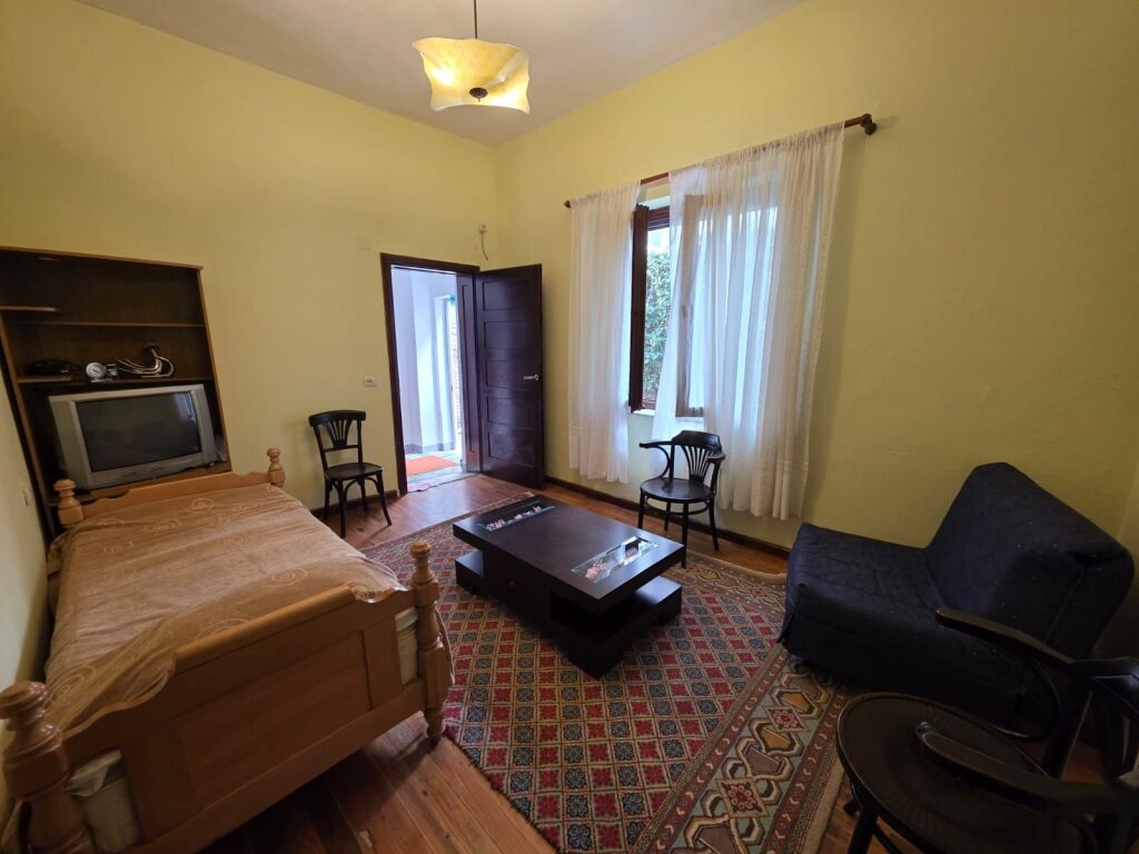 Affittasi Villa di 1 Piano con Cortile – Centro, vicino a Kafe Flora !
