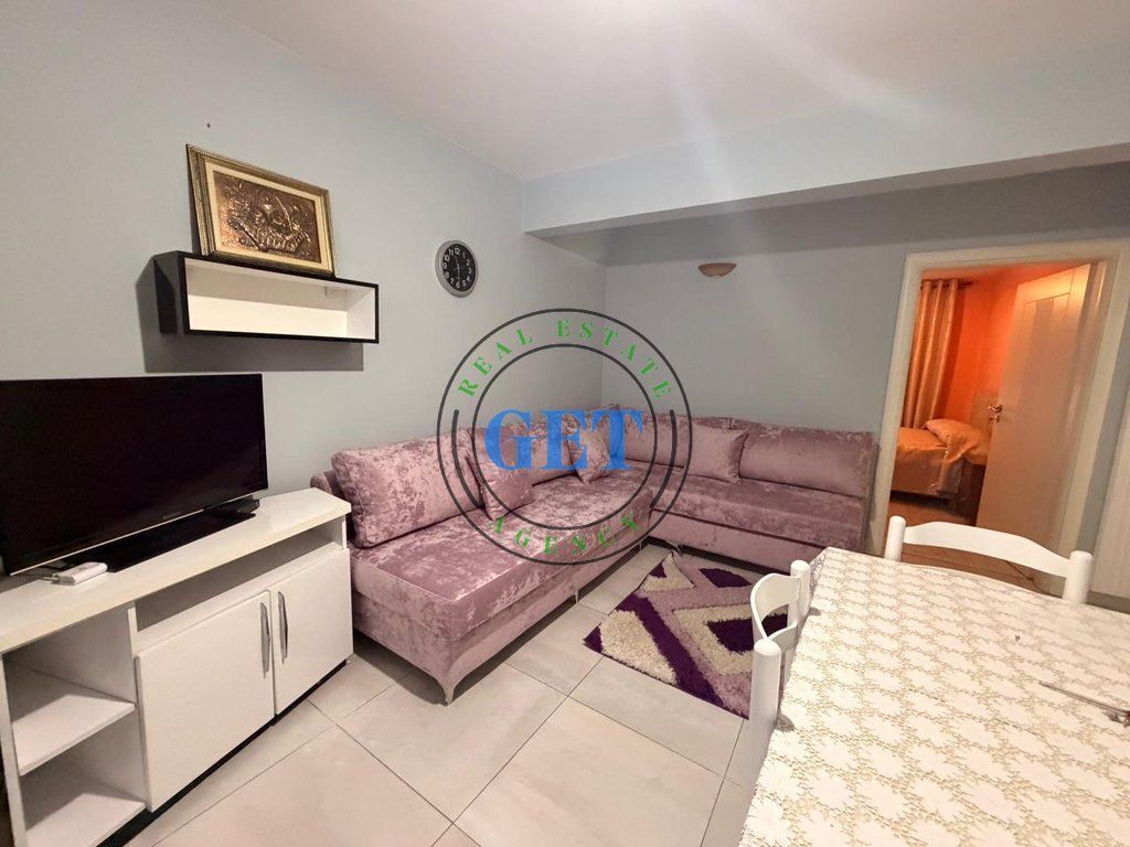 Jepet me qira, Apartament 2+1, përballë Pallatit të Sportit, Durrës.......