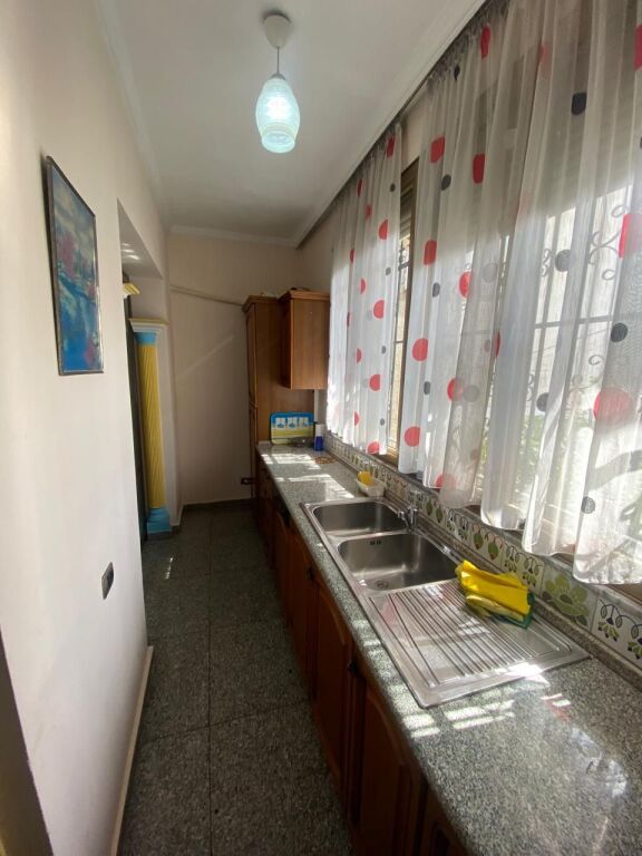 21-Dhjetori Jepet Apartament 2+1me qera  ✅Informacion mbi Hyrjet ; ♦️ Sipërfaqe Neto: 100 m² ✅Organizimi : ♦️ Sallon ndenje ♦️ Kuzhinë ♦️ 2 Dhoma Gjumi ♦️ 1 Tualet ✅Detaje të tjera : Hyrje private  📶 Pallat kati 2 Vendodhja :21-Dhjetori,pran Hotel Mondial Cmimi per qera : 50.000Leke