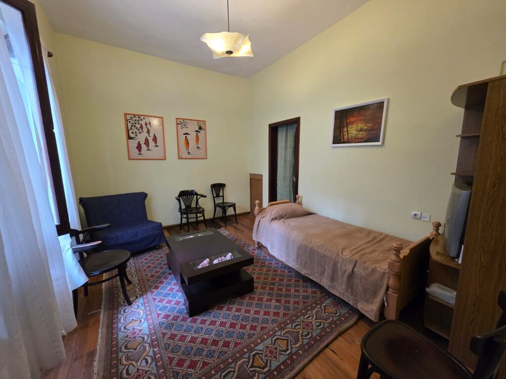 Affittasi Villa di 1 Piano con Cortile – Centro, vicino a Kafe Flora !