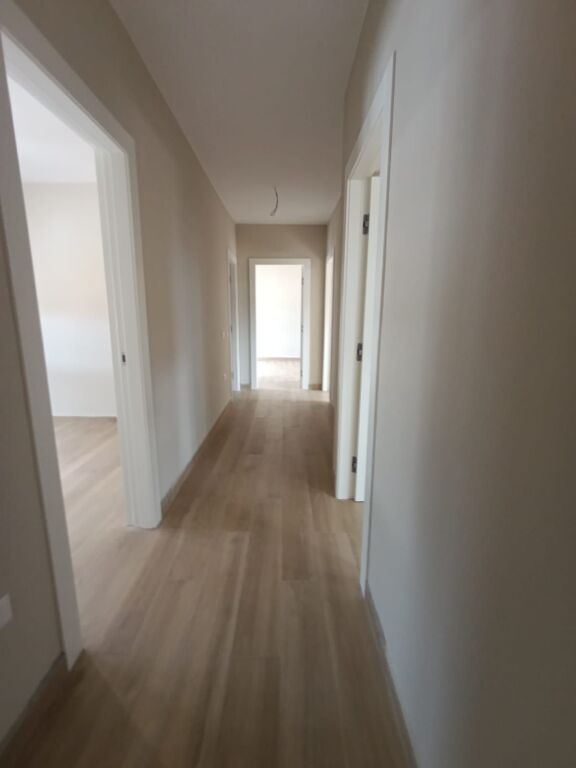Apartament 3+1+2 per shitje te zona Pazarit te ri , prane Qendres