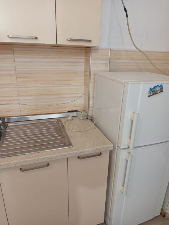 APPARTAMENTO 1+1. 28000 LEKE.VIA 5 MAGGIO.STANZA BAR
