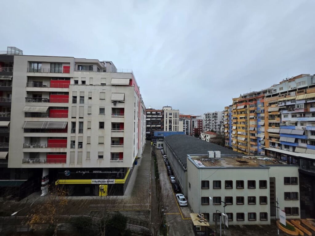 APARTAMENT ME QERA TEK NOBIS DIGA E LIQENIT