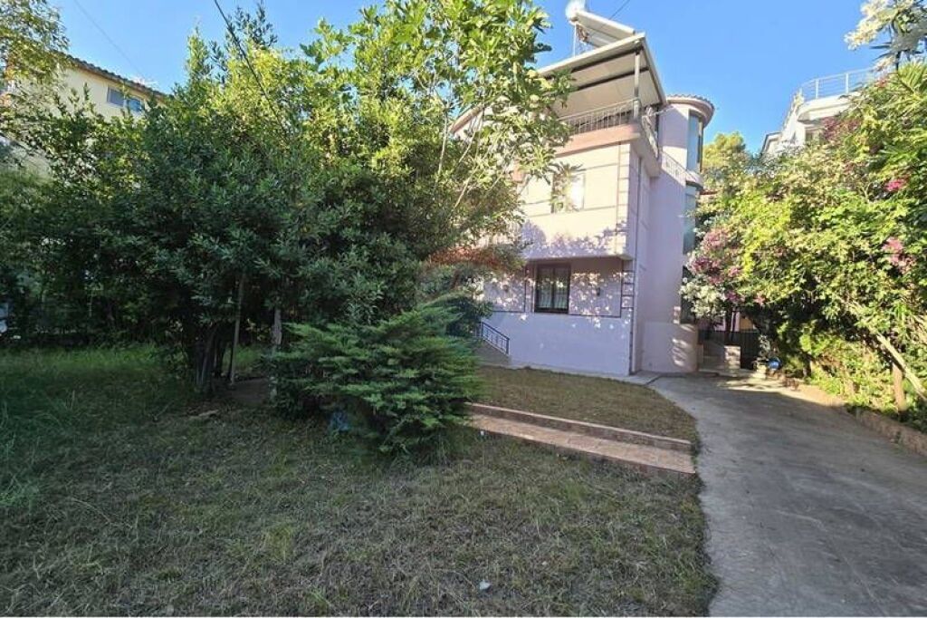 Villa su Tre Piani in Vendita a Golem