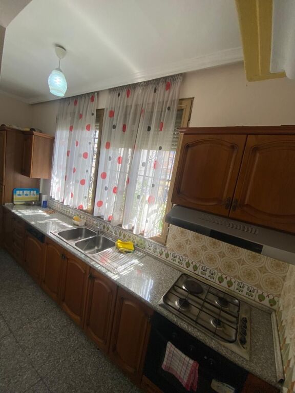 21-Dhjetori Jepet Apartament 2+1me qera  ✅Informacion mbi Hyrjet ; ♦️ Sipërfaqe Neto: 100 m² ✅Organizimi : ♦️ Sallon ndenje ♦️ Kuzhinë ♦️ 2 Dhoma Gjumi ♦️ 1 Tualet ✅Detaje të tjera : Hyrje private  📶 Pallat kati 2 Vendodhja :21-Dhjetori,pran Hotel Mondial Cmimi per qera : 50.000Leke