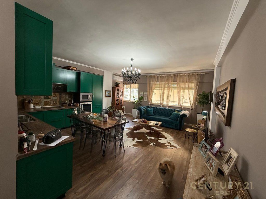 TE KOMUNA E PARISIT PRAN KRISTAL CENTER JAPIM APARTAMENT 2+1 ME QIRA