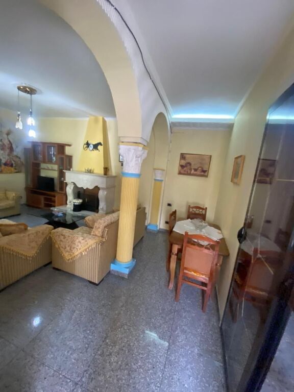 21-Dhjetori Jepet Apartament 2+1me qera  ✅Informacion mbi Hyrjet ; ♦️ Sipërfaqe Neto: 100 m² ✅Organizimi : ♦️ Sallon ndenje ♦️ Kuzhinë ♦️ 2 Dhoma Gjumi ♦️ 1 Tualet ✅Detaje të tjera : Hyrje private  📶 Pallat kati 2 Vendodhja :21-Dhjetori,pran Hotel Mondial Cmimi per qera : 50.000Leke
