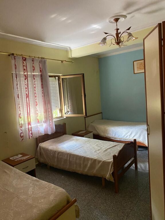 21-Dhjetori Jepet Apartament 2+1me qera  ✅Informacion mbi Hyrjet ; ♦️ Sipërfaqe Neto: 100 m² ✅Organizimi : ♦️ Sallon ndenje ♦️ Kuzhinë ♦️ 2 Dhoma Gjumi ♦️ 1 Tualet ✅Detaje të tjera : Hyrje private  📶 Pallat kati 2 Vendodhja :21-Dhjetori,pran Hotel Mondial Cmimi per qera : 50.000Leke
