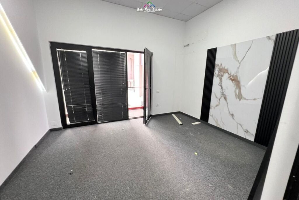 Zyre Me Qera Tek Farmacia 10 (ID BZ2881) Tirane