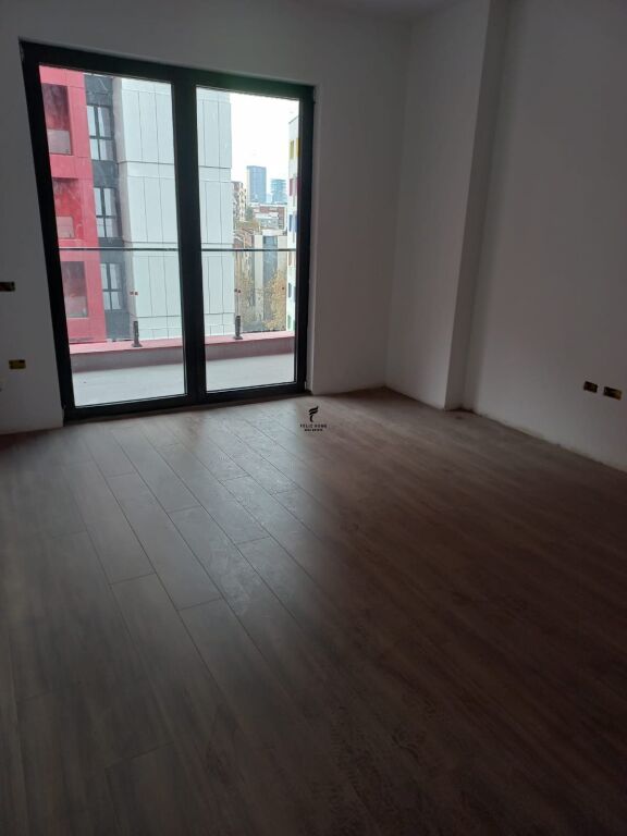 ZYRE ME QERA 70M2 RRUGA E DIBRES 700 EURO FH-64934