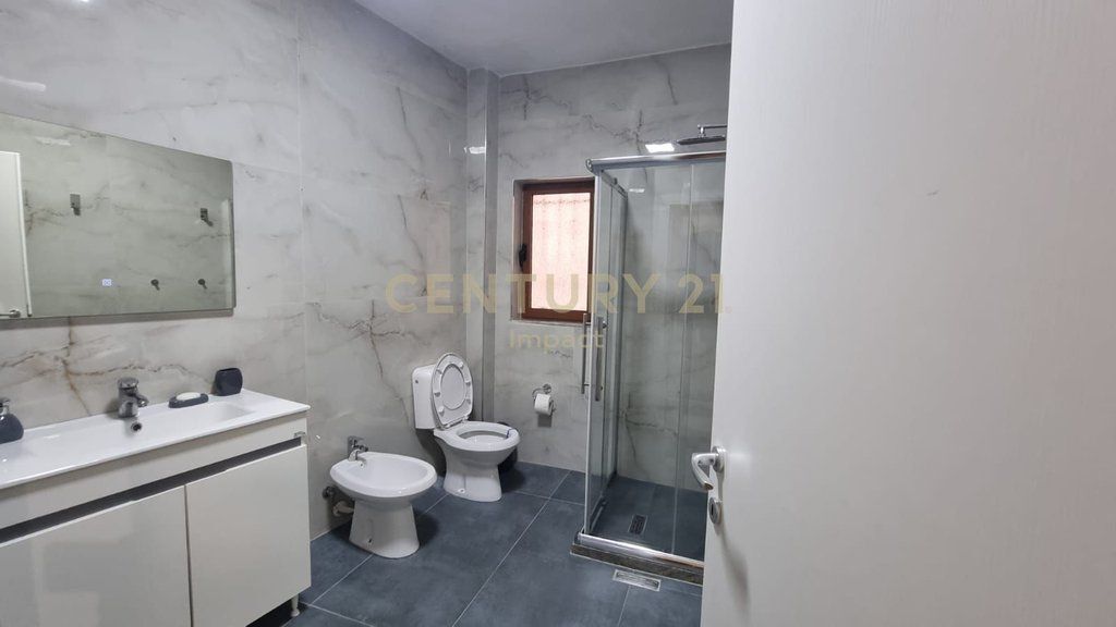 JEPET APARTAMENT 2+1 ME QIRA TEK RESTORANT DURRESI