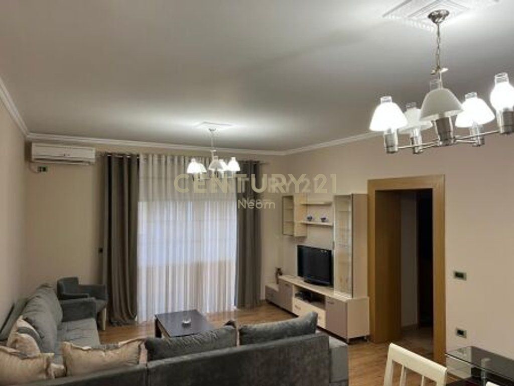 Jepet me qira apartament 2+1 në zonën e Komunës së Parisit, pranë rrugës Merdar Shtylla