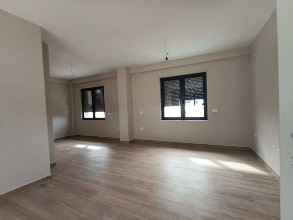 Apartament 3+1+2 per shitje te zona Pazarit te ri , prane Qendres