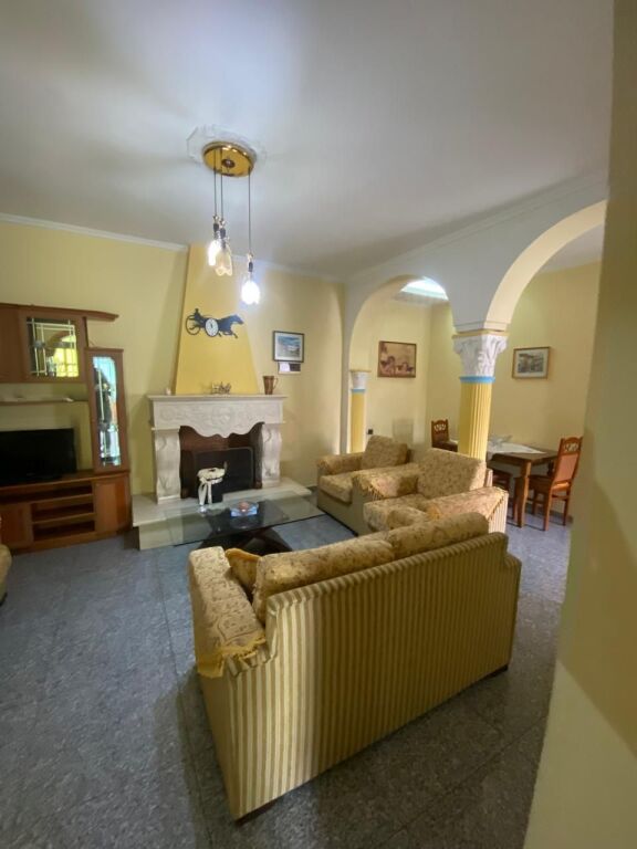 21-Dhjetori Jepet Apartament 2+1me qera  ✅Informacion mbi Hyrjet ; ♦️ Sipërfaqe Neto: 100 m² ✅Organizimi : ♦️ Sallon ndenje ♦️ Kuzhinë ♦️ 2 Dhoma Gjumi ♦️ 1 Tualet ✅Detaje të tjera : Hyrje private  📶 Pallat kati 2 Vendodhja :21-Dhjetori,pran Hotel Mondial Cmimi per qera : 50.000Leke
