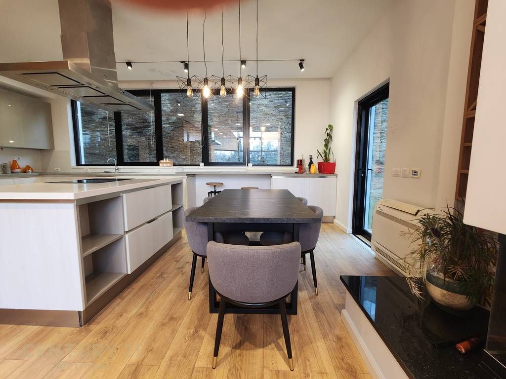 VILLA CON PISCINA IN AFFITTO – TEG, TIRANA