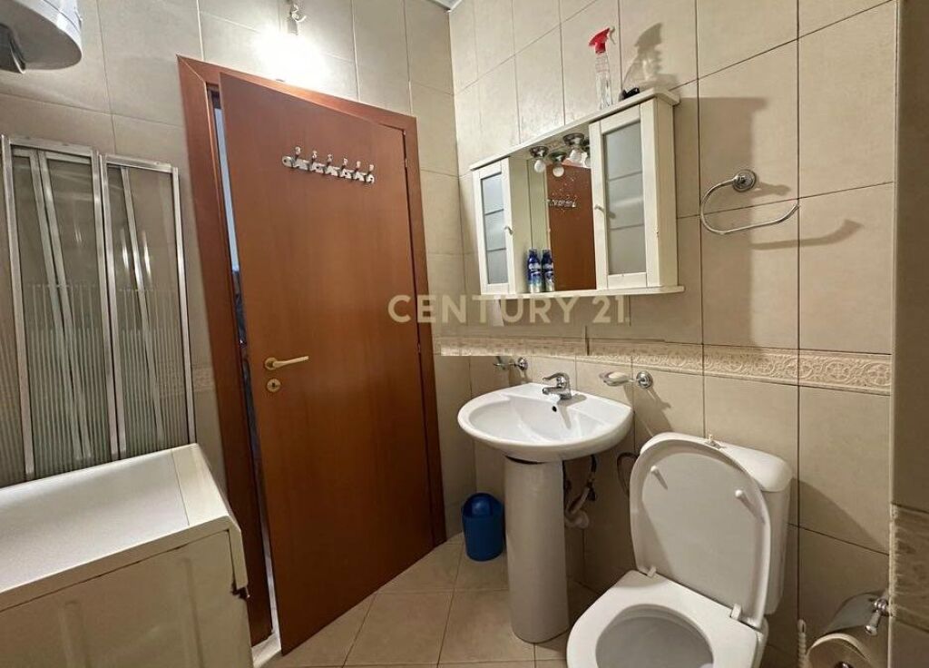 Dupleks me qira , Komuna e Parisit - tek Lulishtja