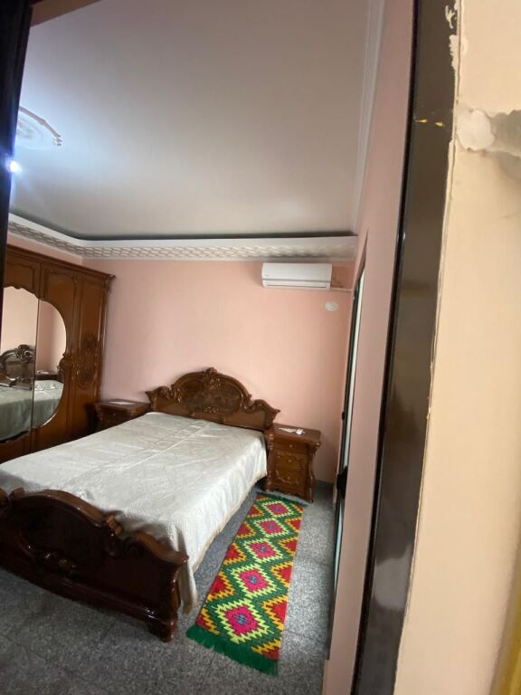 21-Dhjetori Jepet Apartament 2+1me qera  ✅Informacion mbi Hyrjet ; ♦️ Sipërfaqe Neto: 100 m² ✅Organizimi : ♦️ Sallon ndenje ♦️ Kuzhinë ♦️ 2 Dhoma Gjumi ♦️ 1 Tualet ✅Detaje të tjera : Hyrje private  📶 Pallat kati 2 Vendodhja :21-Dhjetori,pran Hotel Mondial Cmimi per qera : 50.000Leke