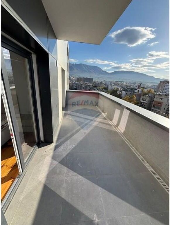Ofrohet per qira Apartament 2+1 me verande, ne zonen e Xhamllikut.