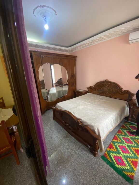 21-Dhjetori Jepet Apartament 2+1me qera  ✅Informacion mbi Hyrjet ; ♦️ Sipërfaqe Neto: 100 m² ✅Organizimi : ♦️ Sallon ndenje ♦️ Kuzhinë ♦️ 2 Dhoma Gjumi ♦️ 1 Tualet ✅Detaje të tjera : Hyrje private  📶 Pallat kati 2 Vendodhja :21-Dhjetori,pran Hotel Mondial Cmimi per qera : 50.000Leke